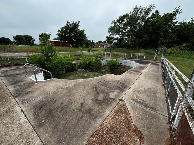 Photo 4 — 702 Valley View Drive, Maysville, OK 73057