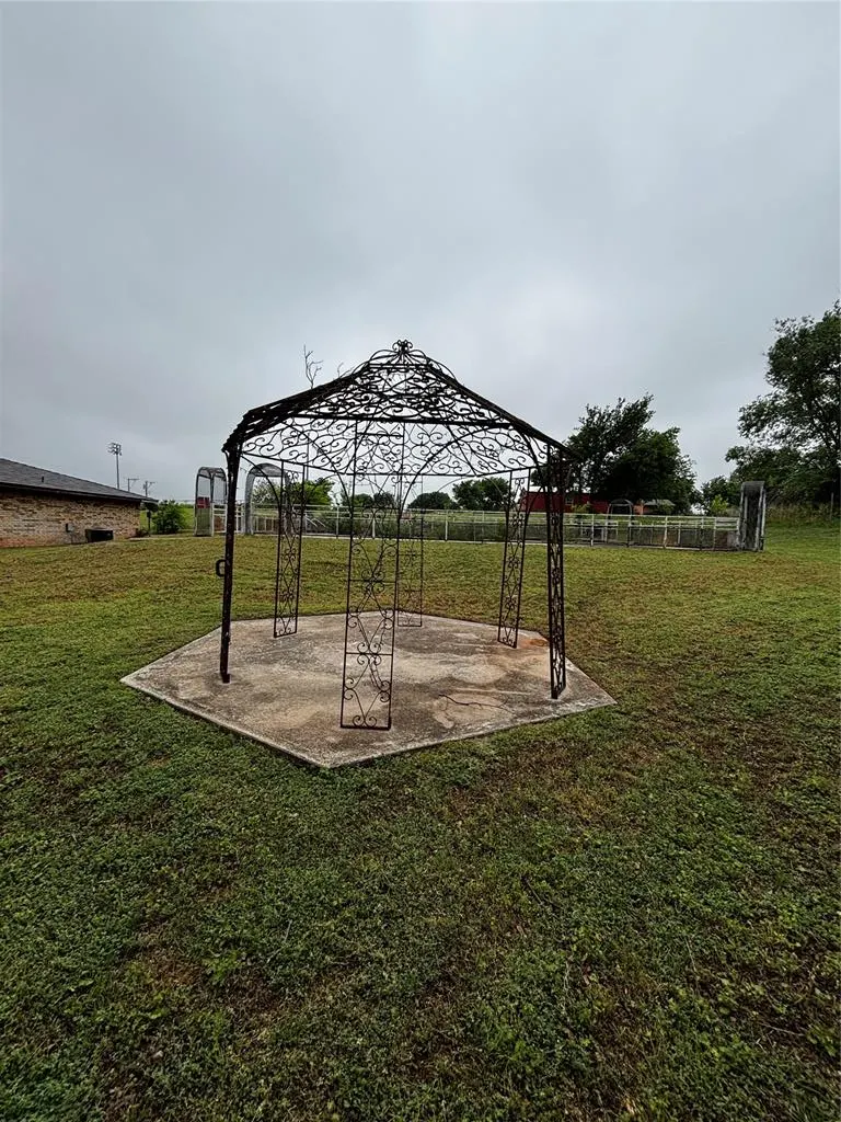 Photo 5 — 702 Valley View Drive, Maysville, OK 73057