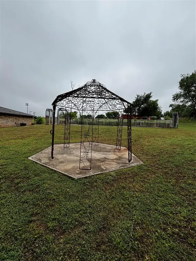 Photo 5 — 702 Valley View Drive, Maysville, OK 73057
