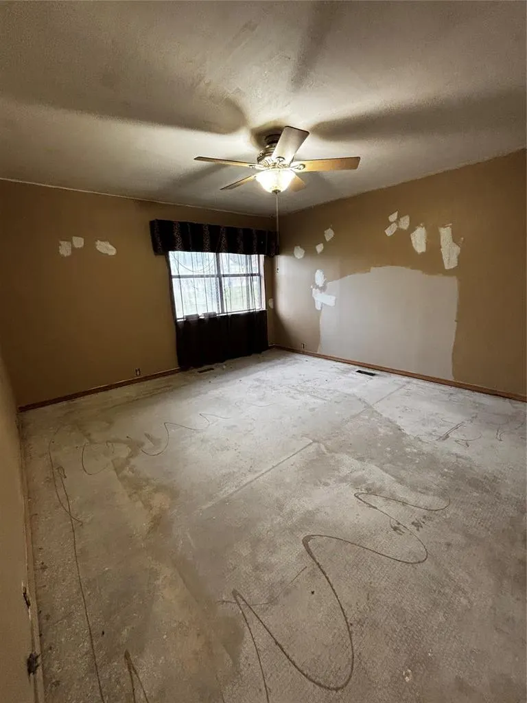 Photo 9 — 702 Valley View Drive, Maysville, OK 73057