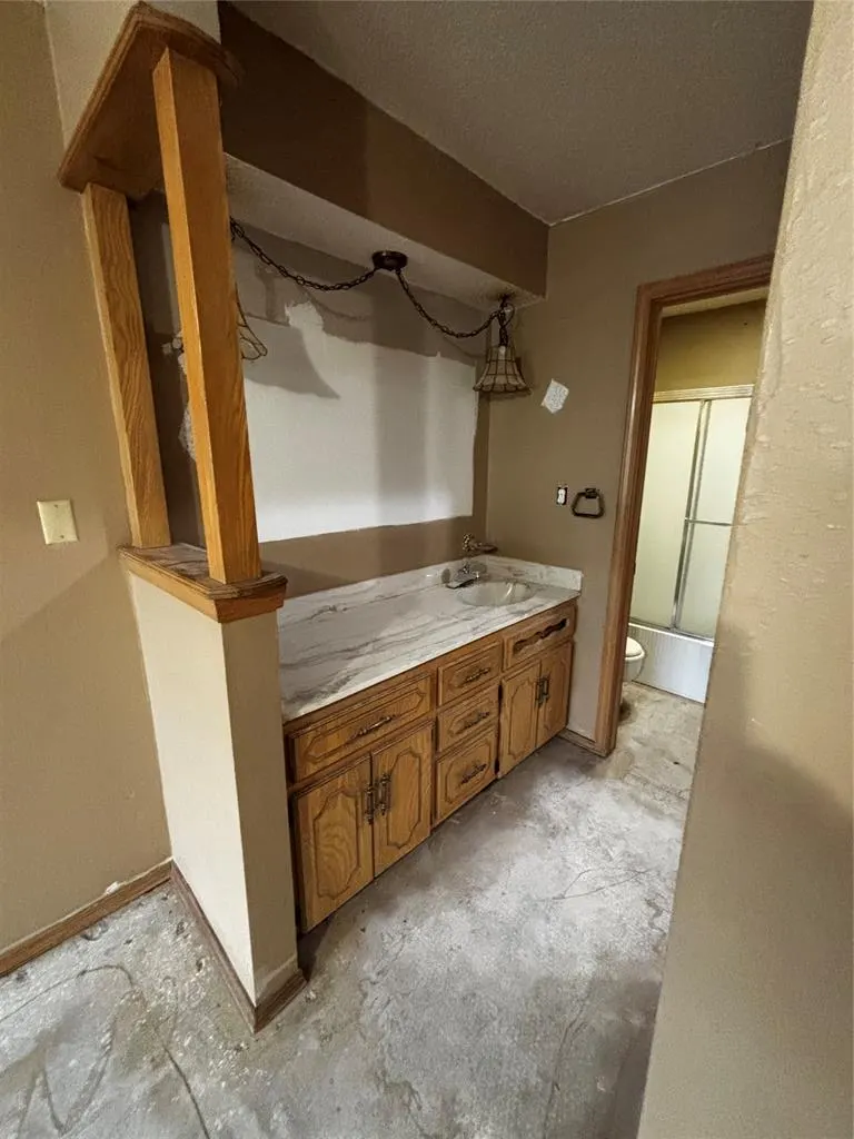 Photo 11 — 702 Valley View Drive, Maysville, OK 73057