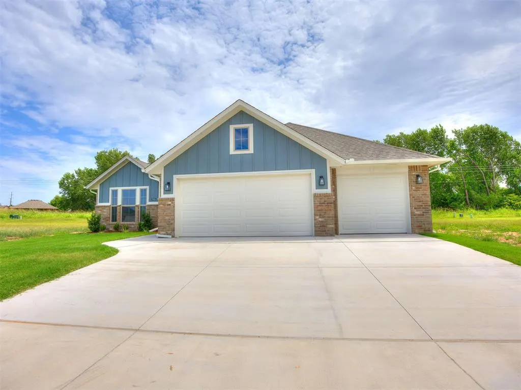Photo 2 — 7608 Three Woods Lane, Yukon, OK 73099