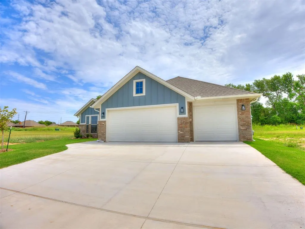 Photo 3 — 7608 Three Woods Lane, Yukon, OK 73099