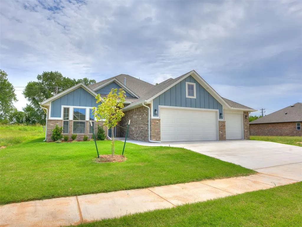 Photo 4 — 7608 Three Woods Lane, Yukon, OK 73099