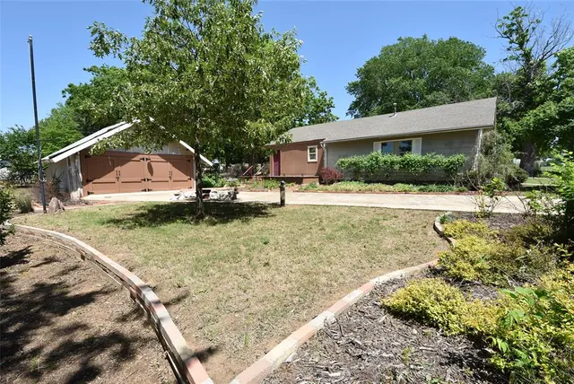 Photo 4 — 518 W Main Street, Maud, OK 74854