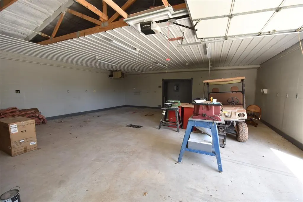 Photo 42 — 518 W Main Street, Maud, OK 74854