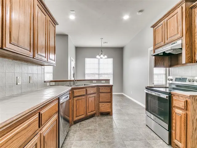 Photo 7 — 1005 NE 32nd Street, Moore, OK 73160