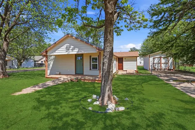 Front exterior — 819 W 9th Street, Elk City, OK 73644