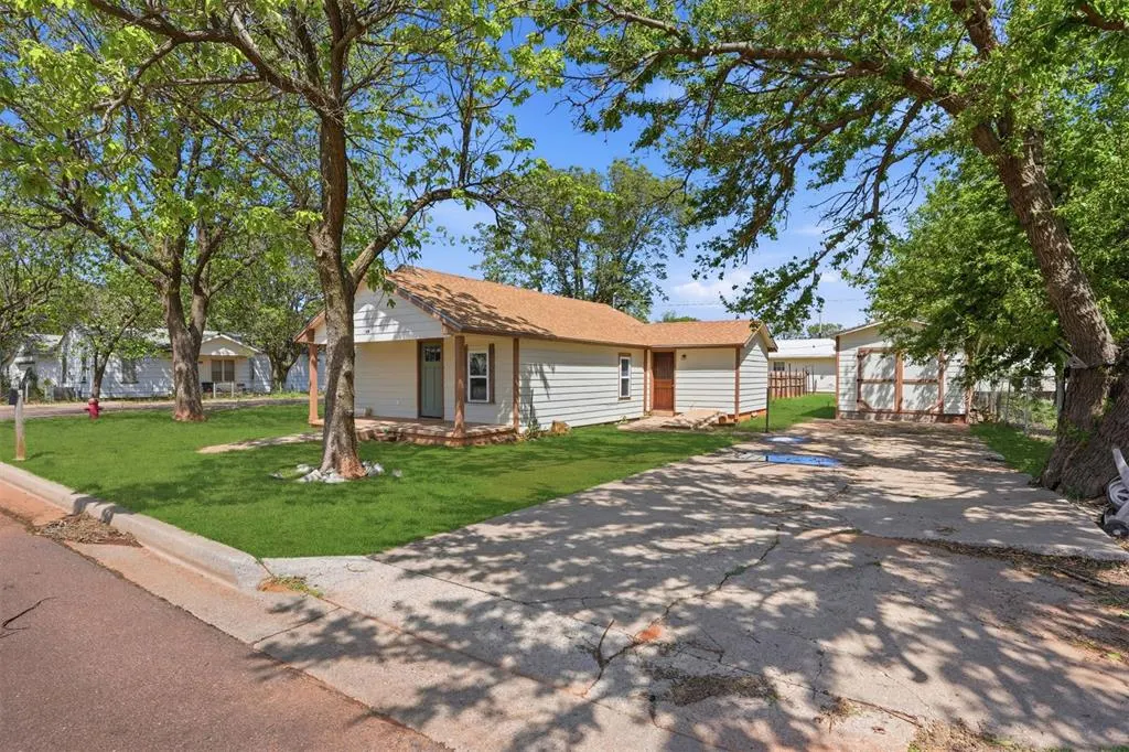Photo 2 — 819 W 9th Street, Elk City, OK 73644