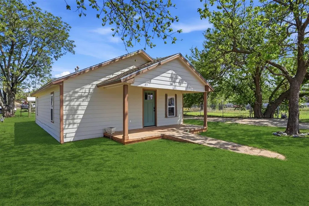 Photo 5 — 819 W 9th Street, Elk City, OK 73644