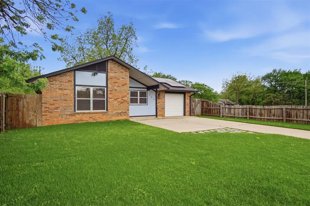 Front exterior — 707 W 7th Street, Shawnee, OK 74801