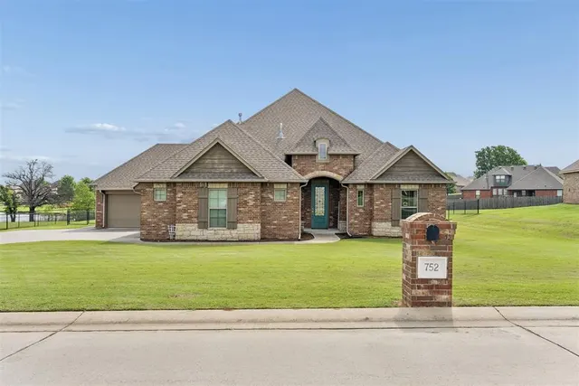 Front exterior — 752 Sterling Drive, Choctaw, OK 73020