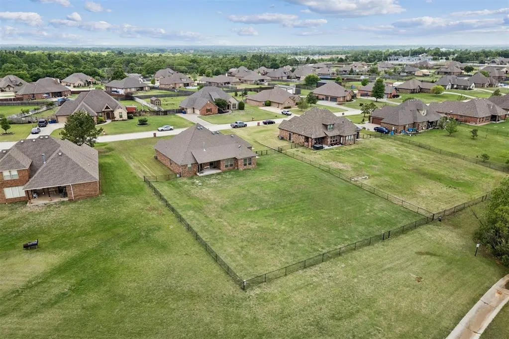 Photo 2 — 752 Sterling Drive, Choctaw, OK 73020