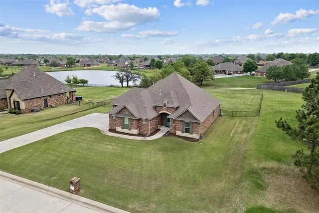 Photo 3 — 752 Sterling Drive, Choctaw, OK 73020