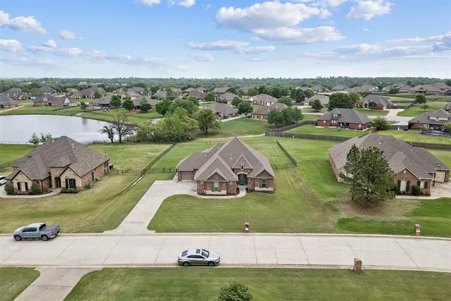 Photo 4 — 752 Sterling Drive, Choctaw, OK 73020