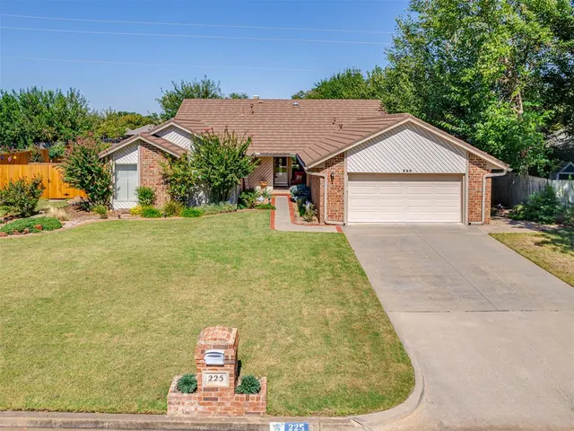 Photo 3 — 225 SE 27th Street, Moore, OK 73160