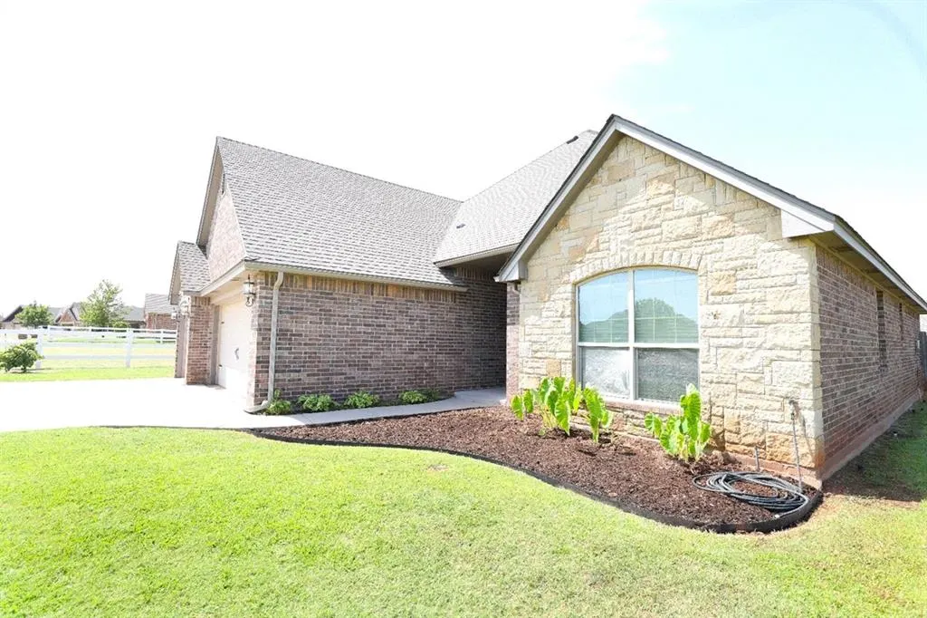 Photo 3 — 17225 Ridgewood Drive, Edmond, OK 73012