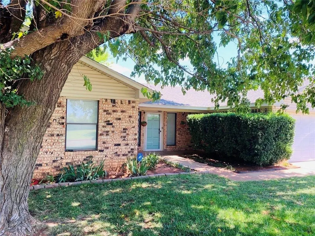 Photo 2 — 131 E Bonita Drive, Elk City, OK 73644