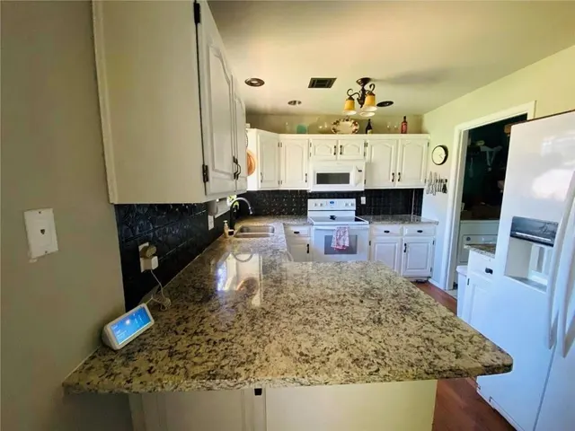 Photo 8 — 131 E Bonita Drive, Elk City, OK 73644