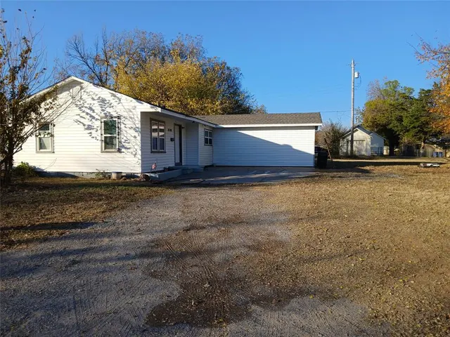 Photo 2 — 1809 W Willow Avenue, Duncan, OK 73533