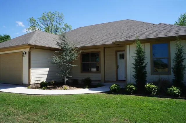 Photo 2 — 410 W Henderson, Wayne, OK 73095