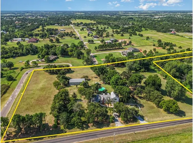 Photo 2 — 2576 NE 10th Street, Blanchard, OK 73010