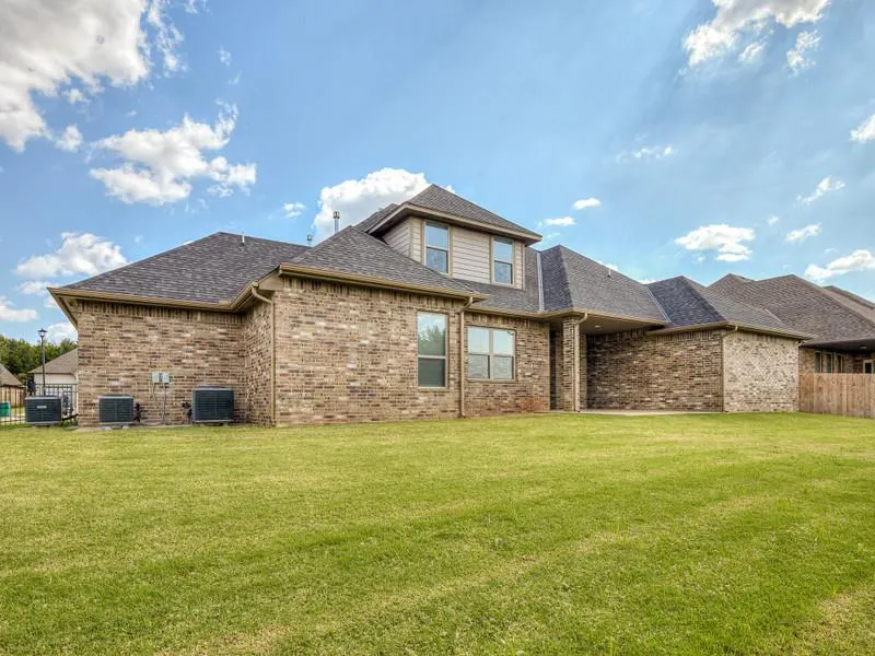 Photo 11 — 10405 CHERRYWOOD Drive, Oklahoma City, OK 73151