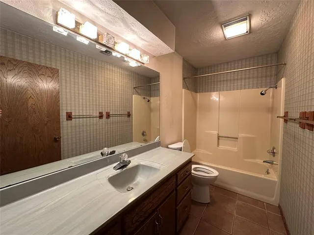 Photo 4 — 2308 Lynn Lane, Weatherford, OK 73096