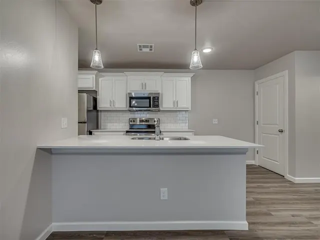 Photo 8 — 12005 Rhya Lane, Oklahoma City, OK 73131