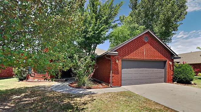 Photo 2 — 16409 Stoneview Drive, Oklahoma City, OK 73170