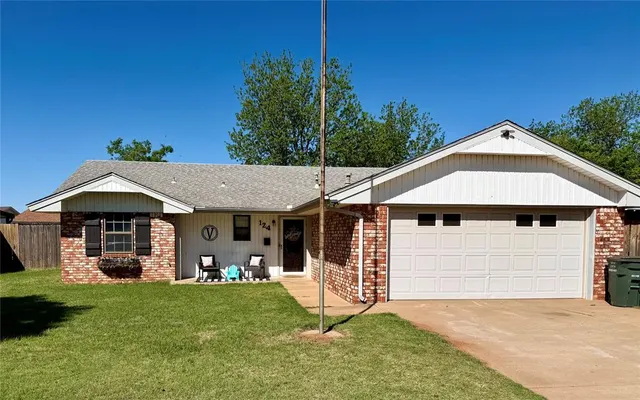 Front exterior — 124 Rawlings, Clinton, OK 73601