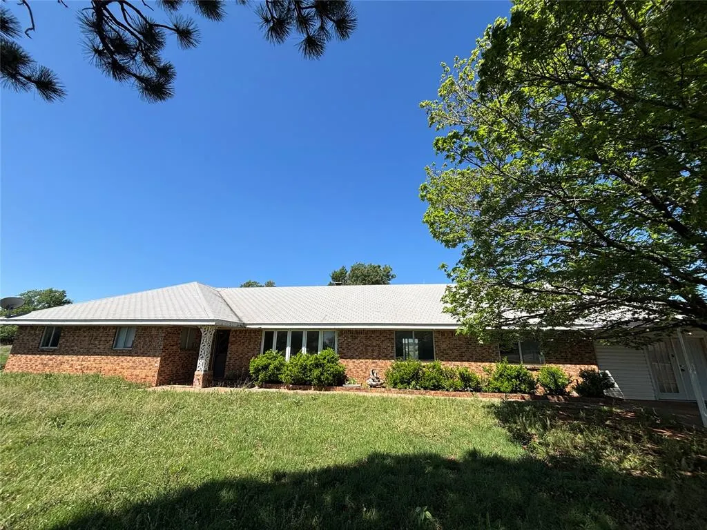 Photo 2 — 16056 S Watertower Road, Binger, OK 73009