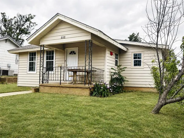 Front exterior — 526 N 7th Street, Clinton, OK 73601
