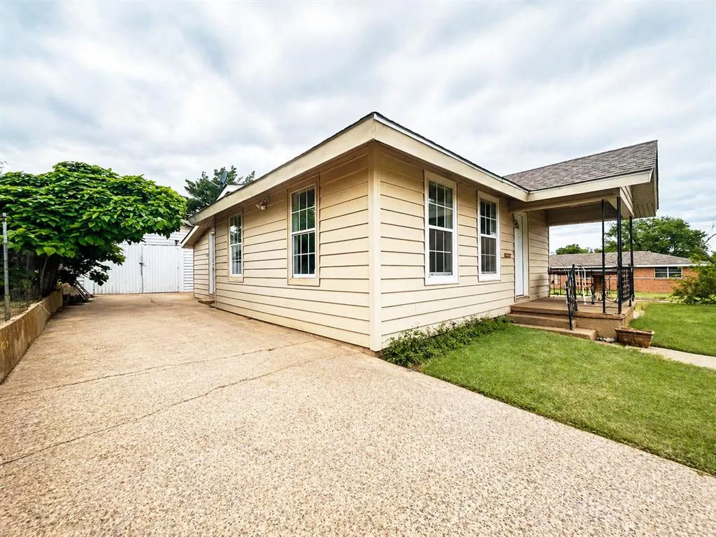 Photo 2 — 526 N 7th Street, Clinton, OK 73601