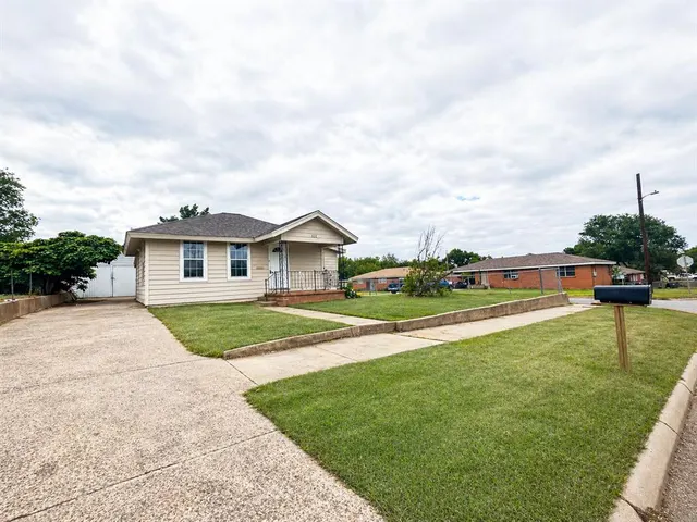 Photo 3 — 526 N 7th Street, Clinton, OK 73601