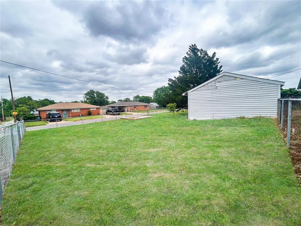 Photo 23 — 526 N 7th Street, Clinton, OK 73601