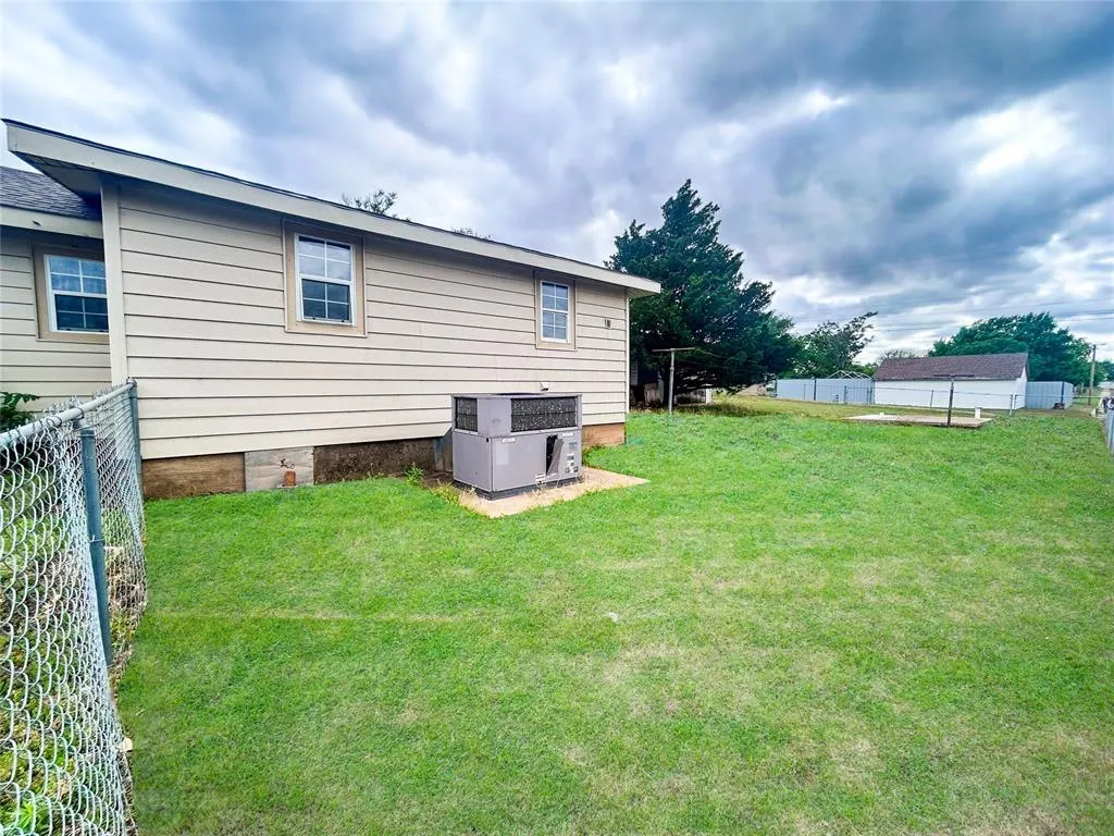 Photo 25 — 526 N 7th Street, Clinton, OK 73601