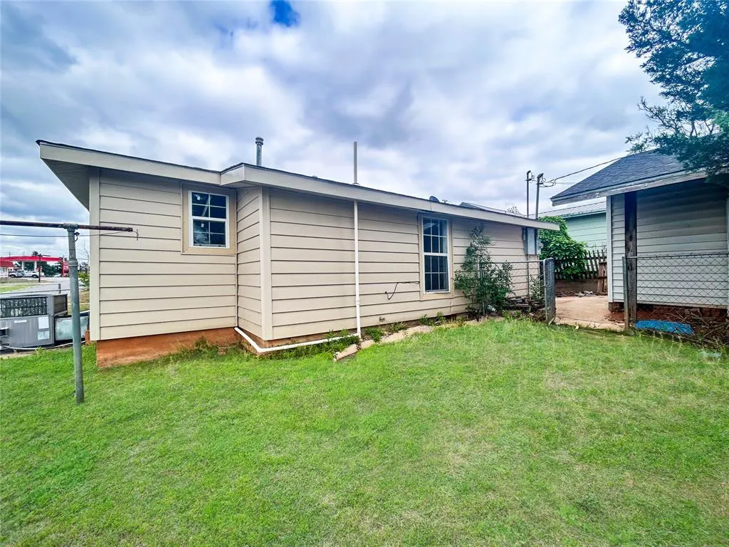 Photo 26 — 526 N 7th Street, Clinton, OK 73601