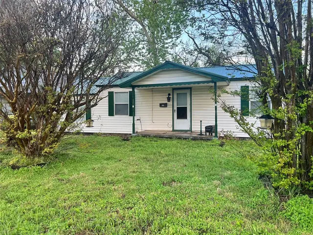 Front exterior — 619 W Locust Street, Tecumseh, OK 74873