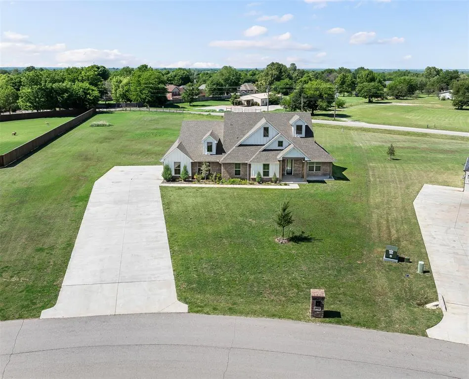 Photo 2 — 3452 Woodland Springs Drive, Norman, OK 73072