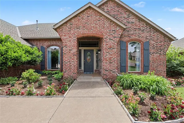 Photo 2 — 2304 Hanover Lane, Edmond, OK 73034