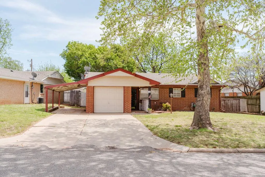 Photo 3 — 110 Ramsey Place, Elk City, OK 73644
