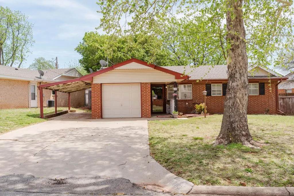 Photo 4 — 110 Ramsey Place, Elk City, OK 73644