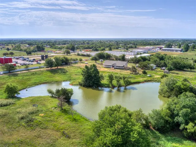 Photo 2 — 4124 E Horseshoe Lane, Moore, OK 73160