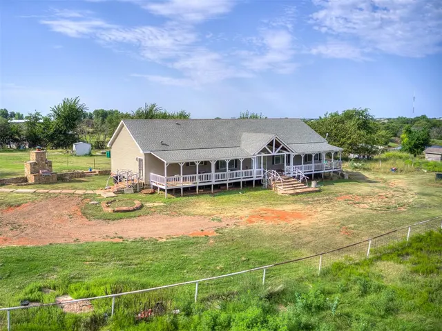 Photo 3 — 4124 E Horseshoe Lane, Moore, OK 73160