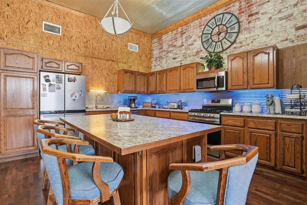 Photo 11 — 129 S Oklahoma Avenue, Mangum, OK 73554