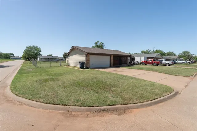 Photo 2 — 946 Freeland Drive, Enid, OK 73701