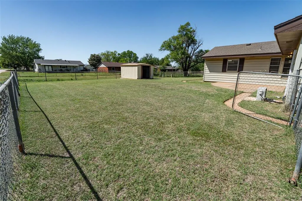Photo 16 — 946 Freeland Drive, Enid, OK 73701