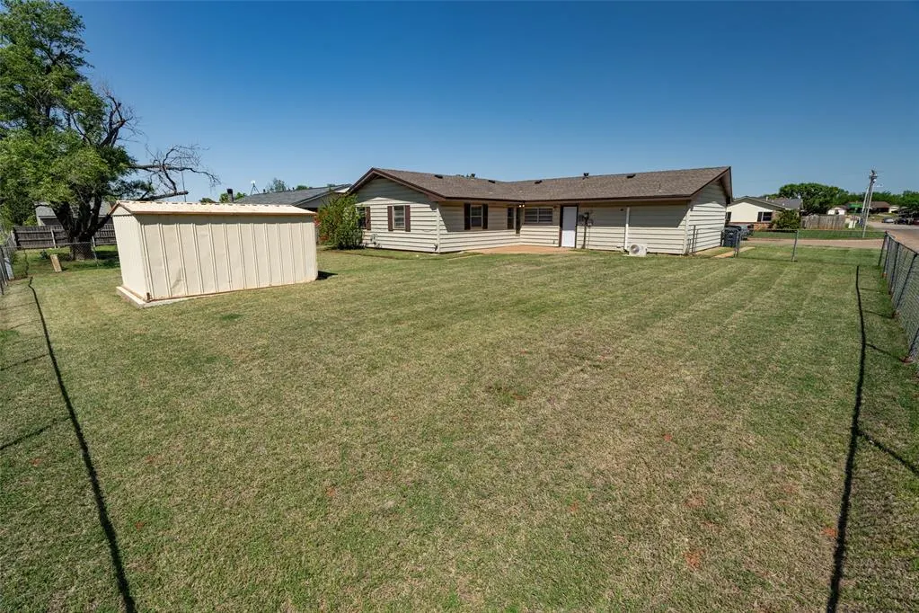Photo 17 — 946 Freeland Drive, Enid, OK 73701