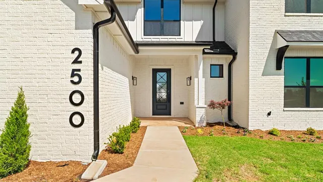 Photo 2 — 2500 Heathery Park, Oklahoma City, OK 73128
